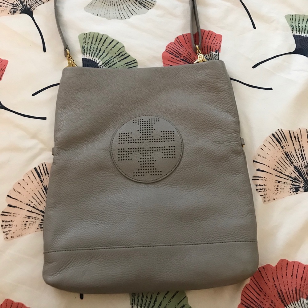 COPY - TORY BURCH CROSSOVER BAG
🩶 OR BEST OFFER 🩶